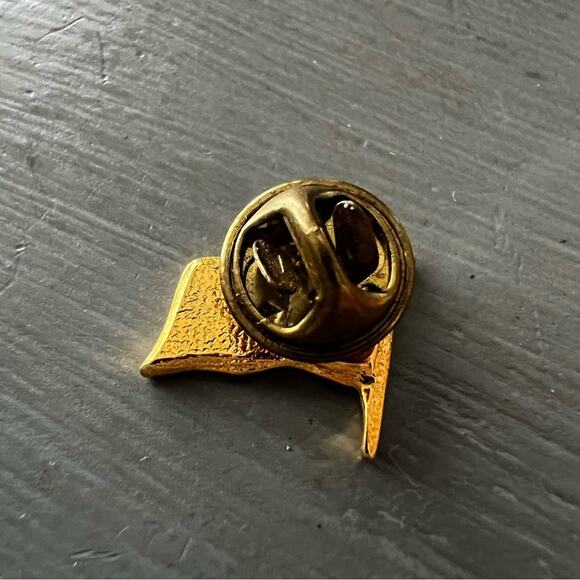 American Flag Gold Tone Pin - Picture 4 of 5